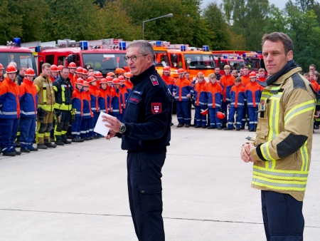Begrüßung der Teilnehmer am Rande des Übungsplatzes durch Kreisjugendfeuerwehrwart Jürgen Kersting (l.) und Kreisbrandmeister Stephan Reckhaus. (r.). © Ralph Meyer